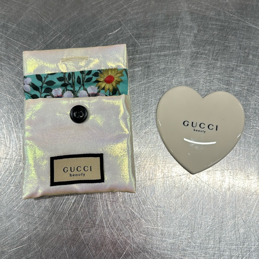 Gucci Beauty Heart Mirror in Silky Pouch Bag